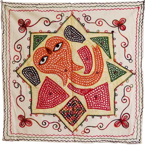 ガネーシャ神の壁掛布（刺繍 / 白地）