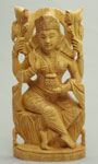 ラクシュミー女神の手彫りの木像