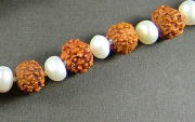 ルドラークシャ（菩提樹の実）と天然真珠（パール）混合の数珠